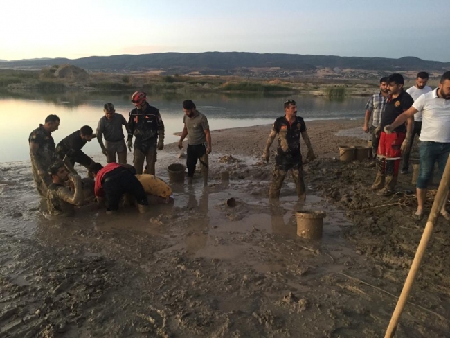 Kahramanmaraş'ta bataklığa saplanan kişi kurtarıldı
